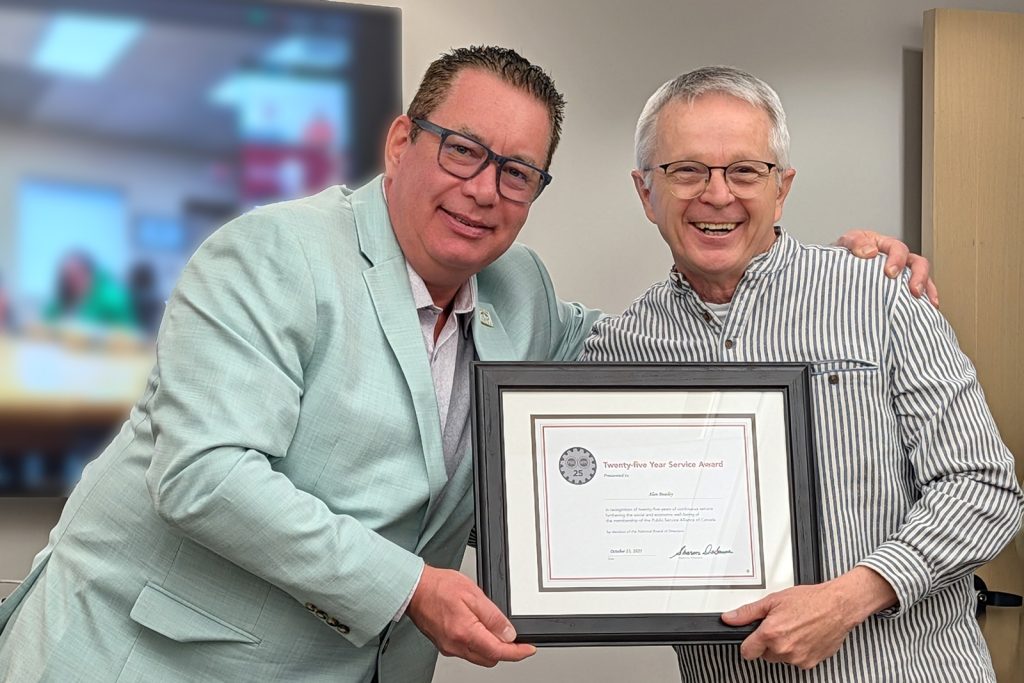 National President David Neufeld with award recipient Alan Beasley